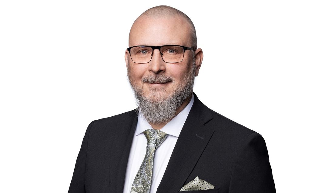 eine Person in Anzug und Krawatte