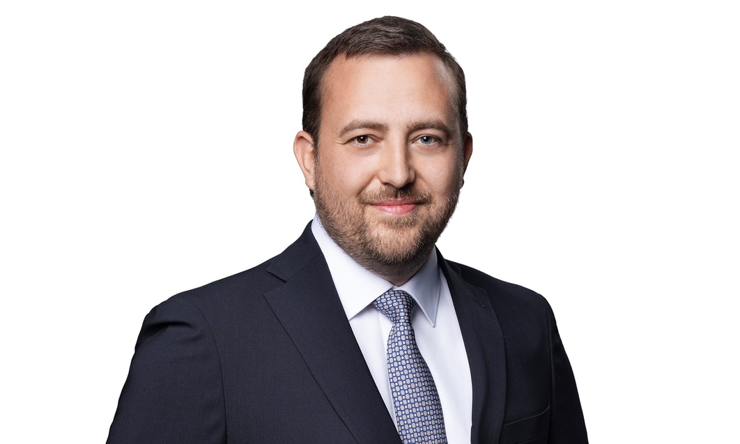 eine Person in Anzug und Krawatte