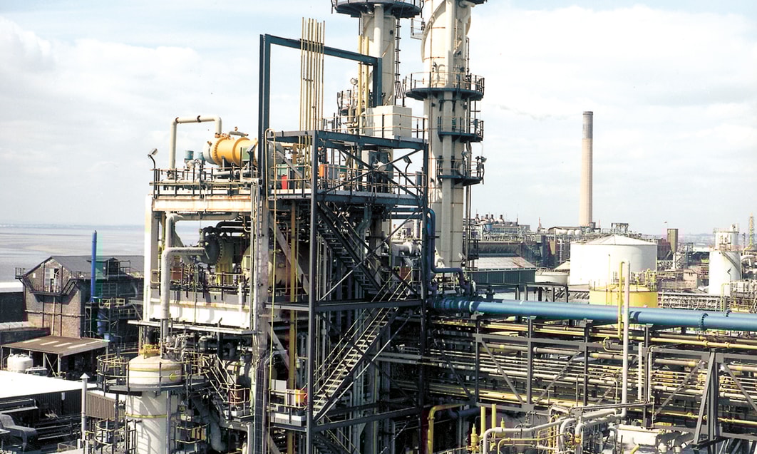 en stor industrianläggning med personliga torn