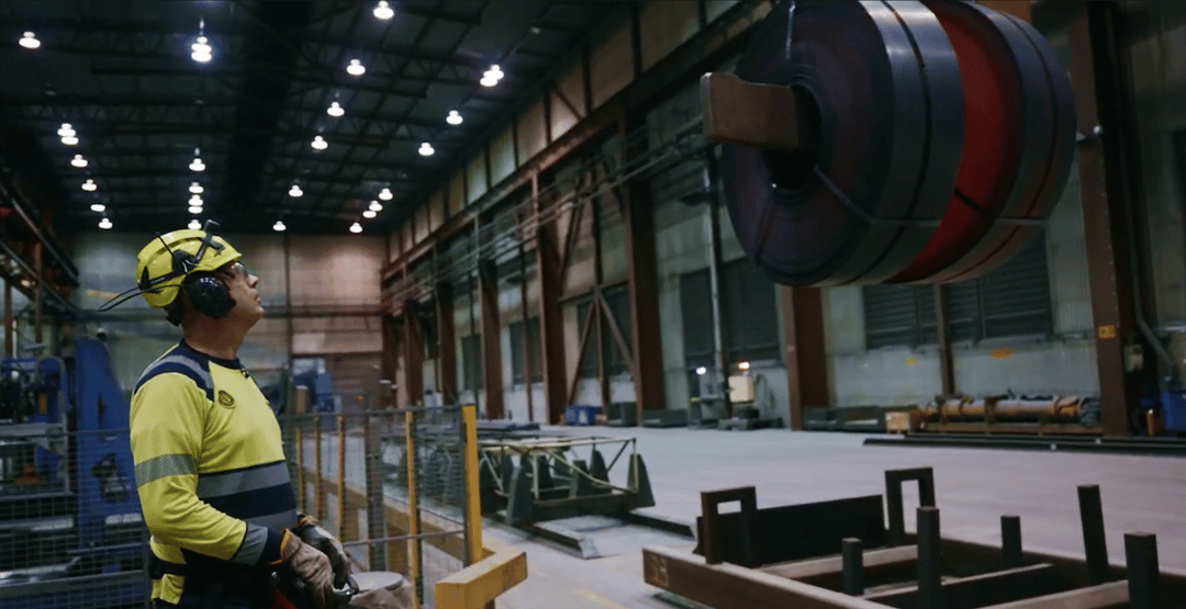 en person på en fabrik