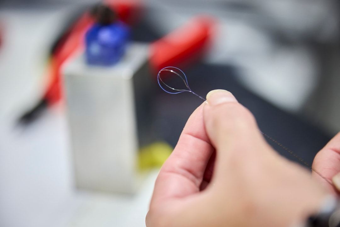 en person som håller i en tråd