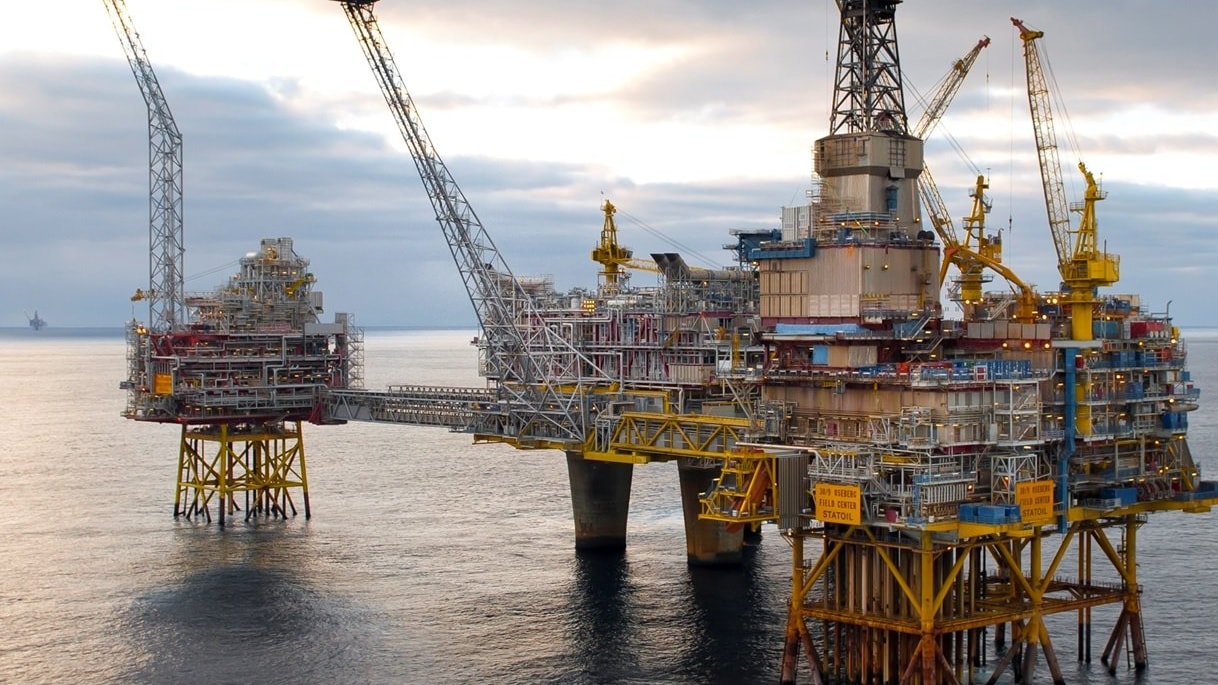en stor oljerigg mitt ute i havet