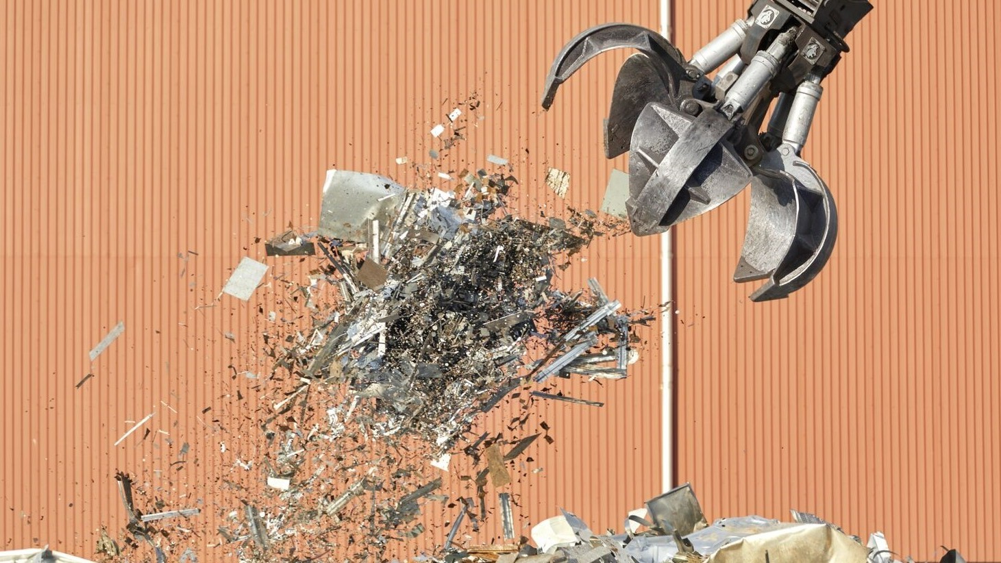 a mechanical claw with a bunch of debris