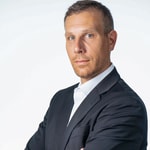 en person i en kostym