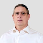 en person som bär glasögon och en vit skjorta