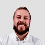 en person med skägg som ler