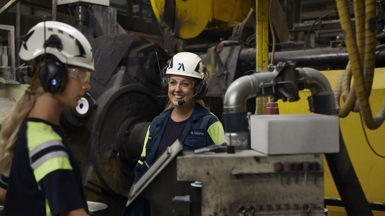 en person som bär hjälm och en vit hjälm