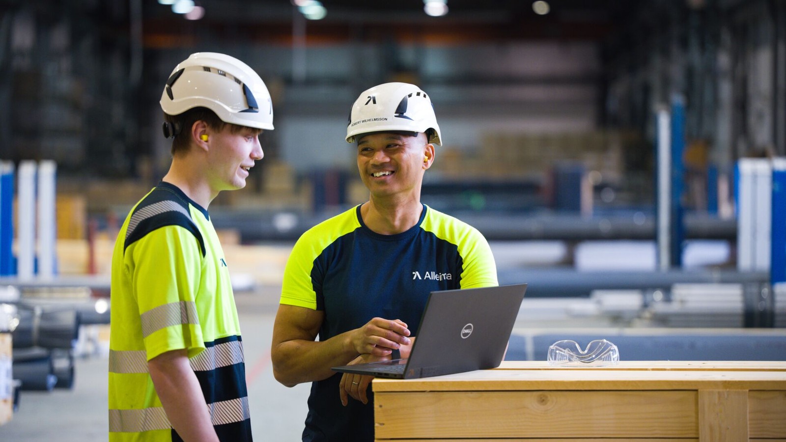 en person med skyddshjälm och en bärbar dator