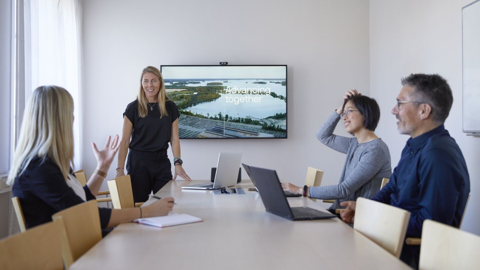 en grupp människor som sitter runt ett bord