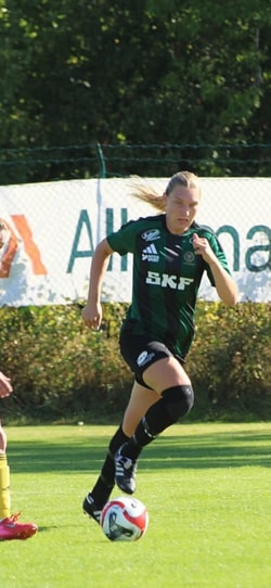 en person som springer på en äng