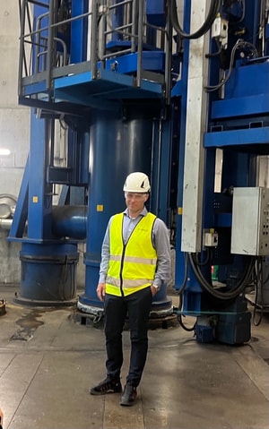 en person som bär skyddsväst och skyddshjälm