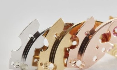 異なる色の金属片数個