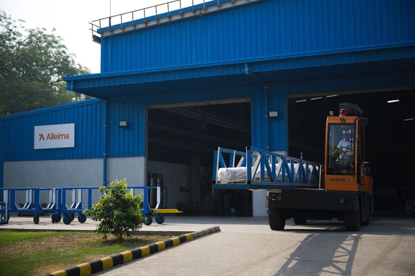 a truck with a blue ladder in front of a blue building