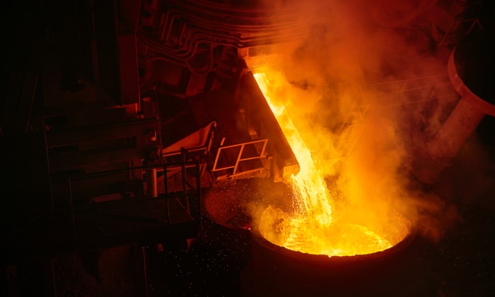 en stor behållare med vätska som rinner ut ur den