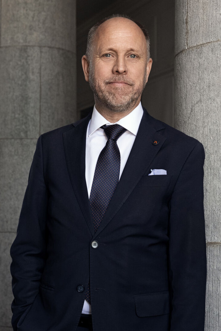 en person i en kostym