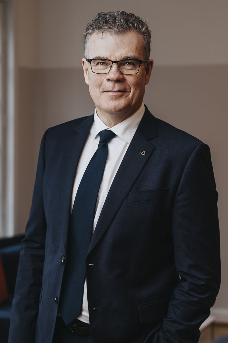 en person i kostym och slips