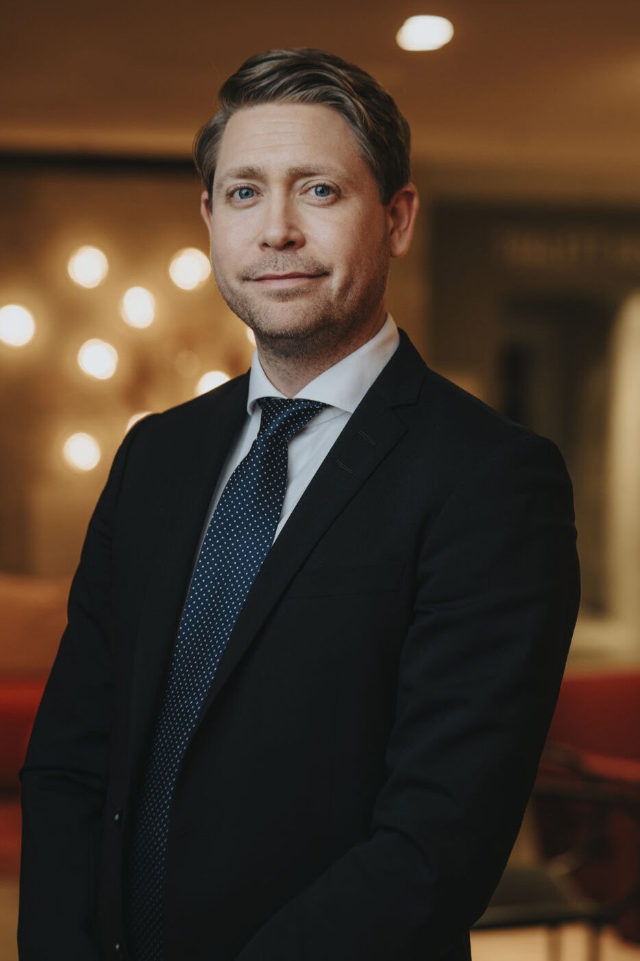 en person i kostym och slips